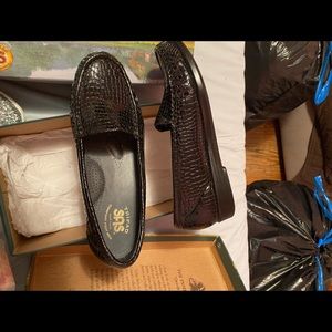 Brand new shoes in box Size 8W